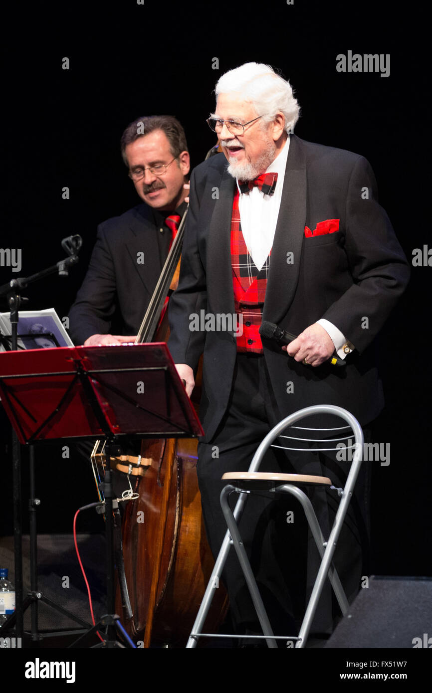 Deutsche US-amerikanischer Sänger Bill Ramsey auf der Bühne während eines Konzerts in St. Pauli Theater in Hamburg, Deutschland, 11. April 2016. Am 17. April feiert Bill Ramsey seinen 85. Geburtstag. Foto: CHRISTIAN CHARISIUS/dpa Stockfoto