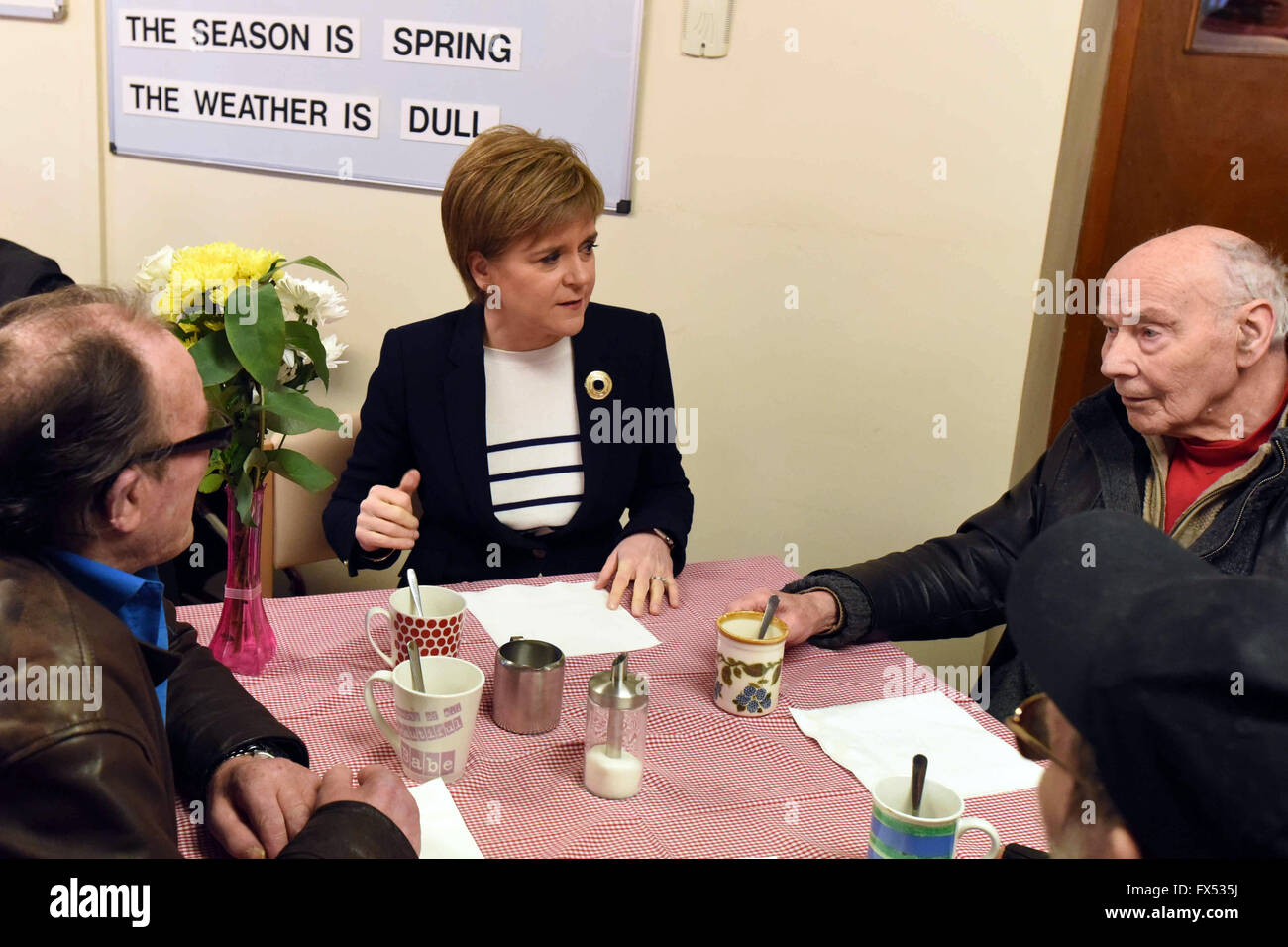 Leven, Schottland, Vereinigtes Königreich, 12, April 2016. Schottlands erster Minister Nicola Sturgeon chats mit Mitgliedern der Kindertagesstätte Arden House-Projekte während der Kampagne für das schottische Parlament Wahlen stattfindenden am 5. Mai, Credit: Ken Jack / Alamy Live News Stockfoto