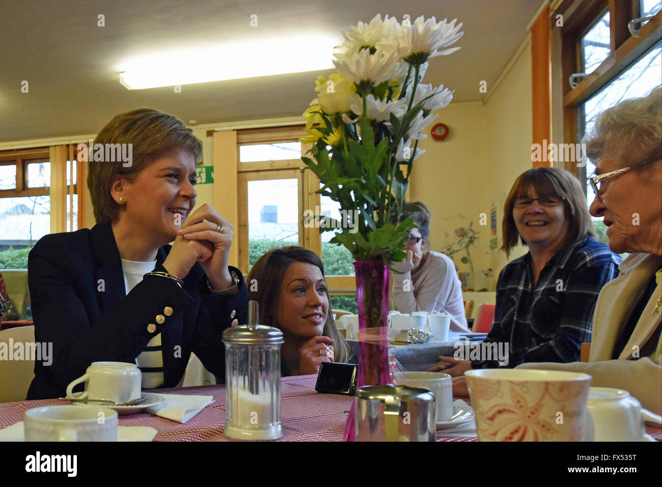 Leven, Schottland, Vereinigtes Königreich, 12, April 2016. Schottlands erster Minister Nicola Sturgeon (L) chats mit Mitgliedern der Kindertagesstätte Arden House-Projekte während der Kampagne für das schottische Parlament Wahlen stattfindenden am 5. Mai, Credit: Ken Jack / Alamy Live News Stockfoto