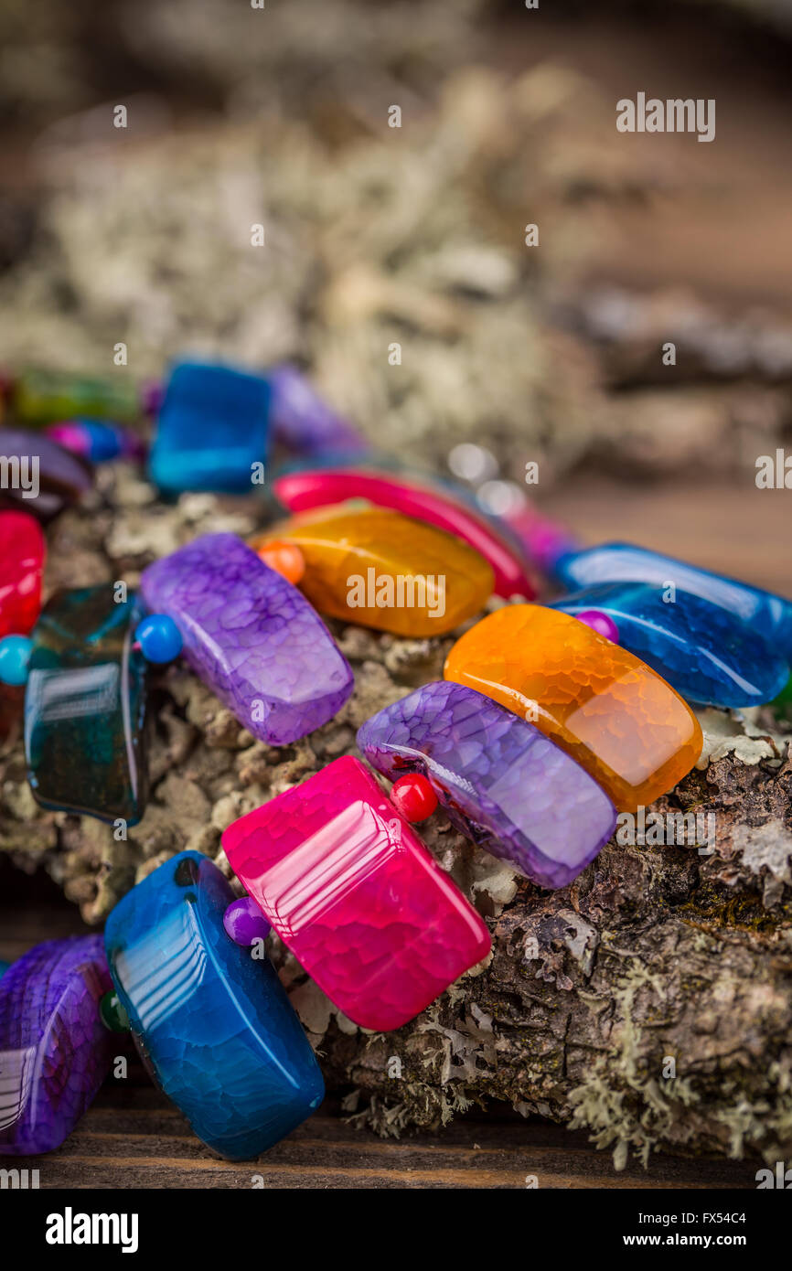 Halskette aus bunten natürlichen Edelsteinen Stockfoto