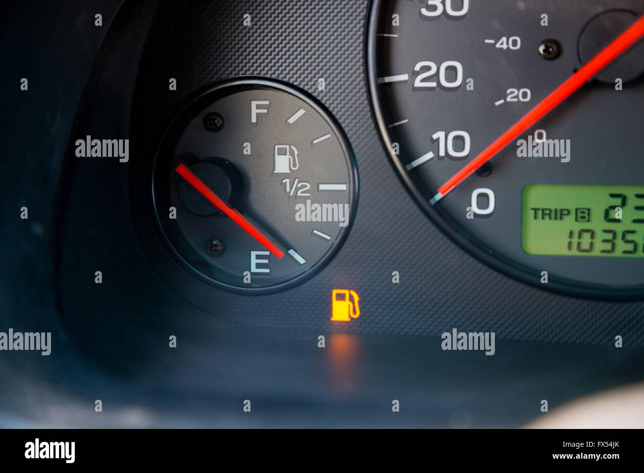 Ein GasMessgerät in einem Auto liest leer und zeigt die Warnleuchte