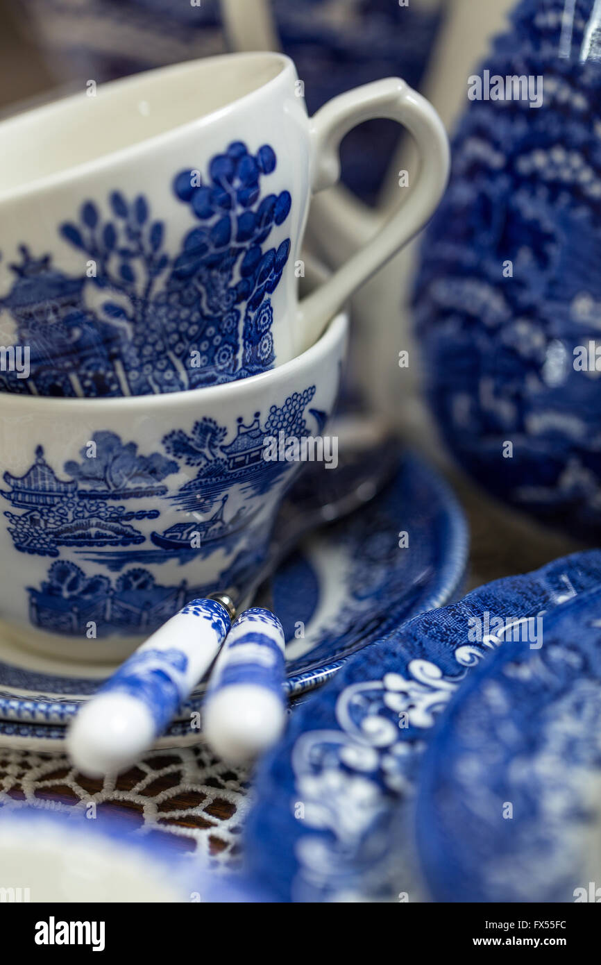 Blaue und weiße Transferware Spode Muster-Tee-Set auf Lace-Tuch für Hochzeit-nachmittags-Tee mit Rosen verstreut Stockfoto