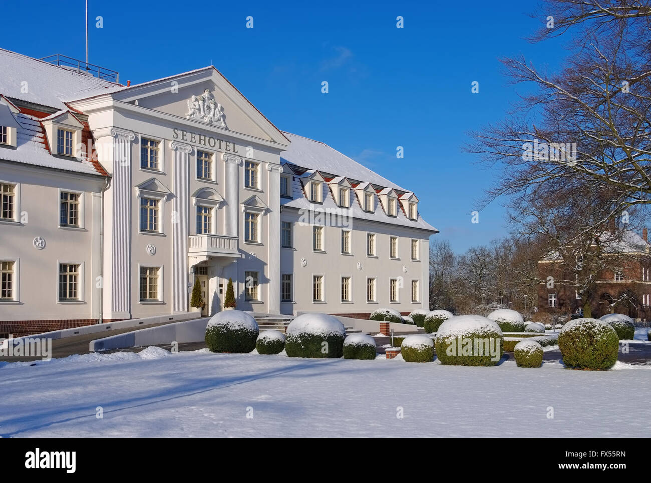 Grossraeschen in Brandenburg, Seehotel Im Winter - Grossraeschen in Brandenburg, Hotel im winter Stockfoto