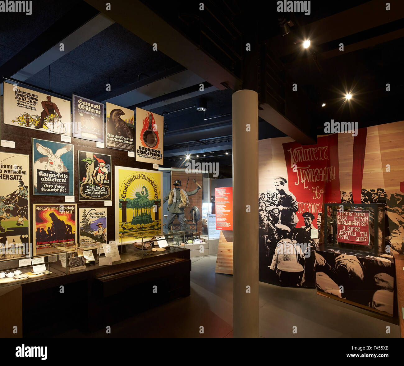 Krieg-Plakate und Wandgrafiken der Zeit. Imperial War Museum, London, Vereinigtes Königreich. Architekt: Casson Mann, 2015. Stockfoto