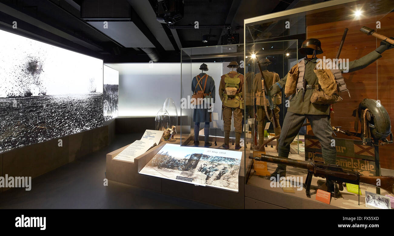 Wandfotos und WWI Uniformen. Imperial War Museum, London, Vereinigtes Königreich. Architekt: Casson Mann, 2015. Stockfoto