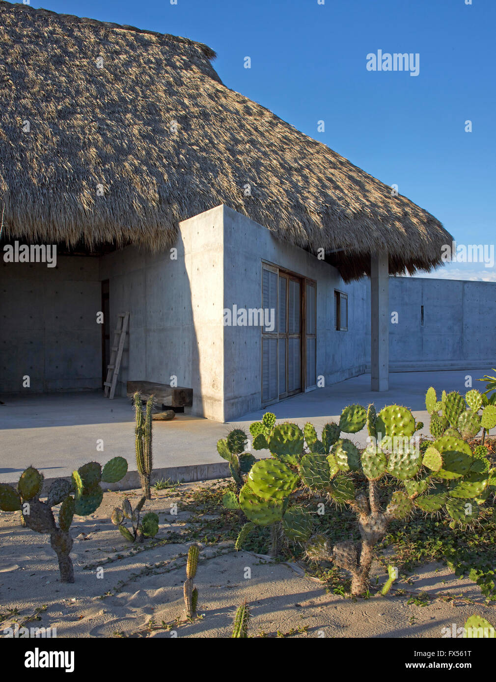 Ozean Seite Blick in dreieckigen Wohnfläche innerhalb Haupt Palapa. Casa Wabi, Puerto Escondido, Mexiko. Architekt: Tadao A Stockfoto