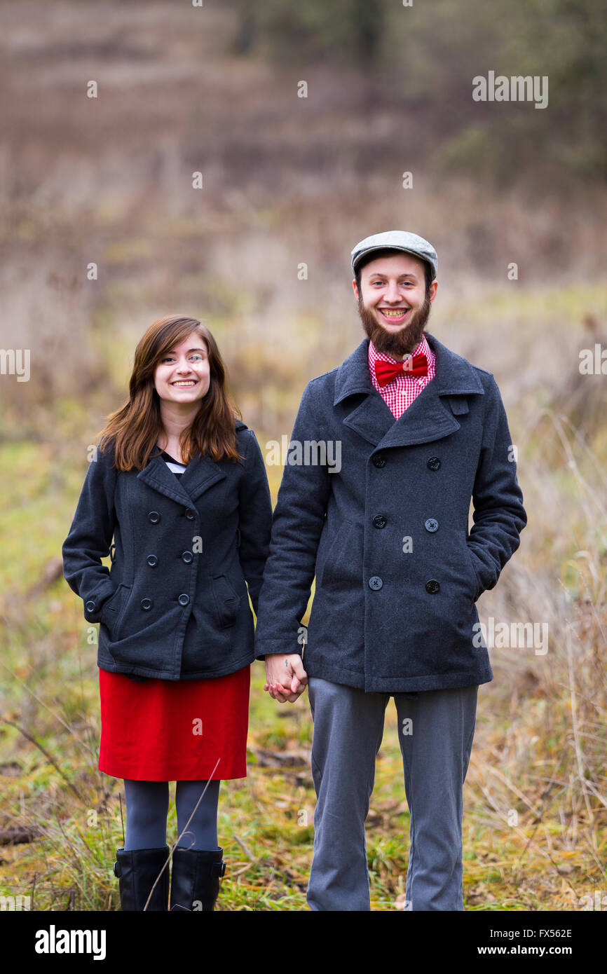 Porträt eines glücklichen Paares verlobt in den Winter im Freien. Dieses Paar ist Modern, trendig, Hipster und Mode Tanne Stockfoto