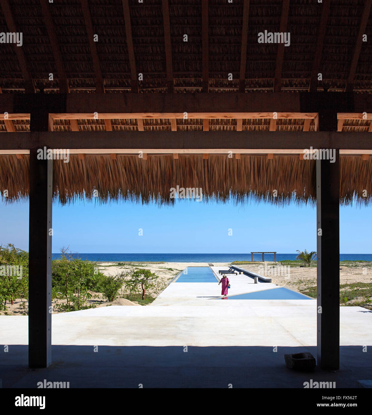 Blick vom innerhalb Palapa in Richtung Pool und Meer mit Künstler näher. Casa Wabi, Puerto Escondido, Mexiko. Architekt: Tadao Ando Stockfoto