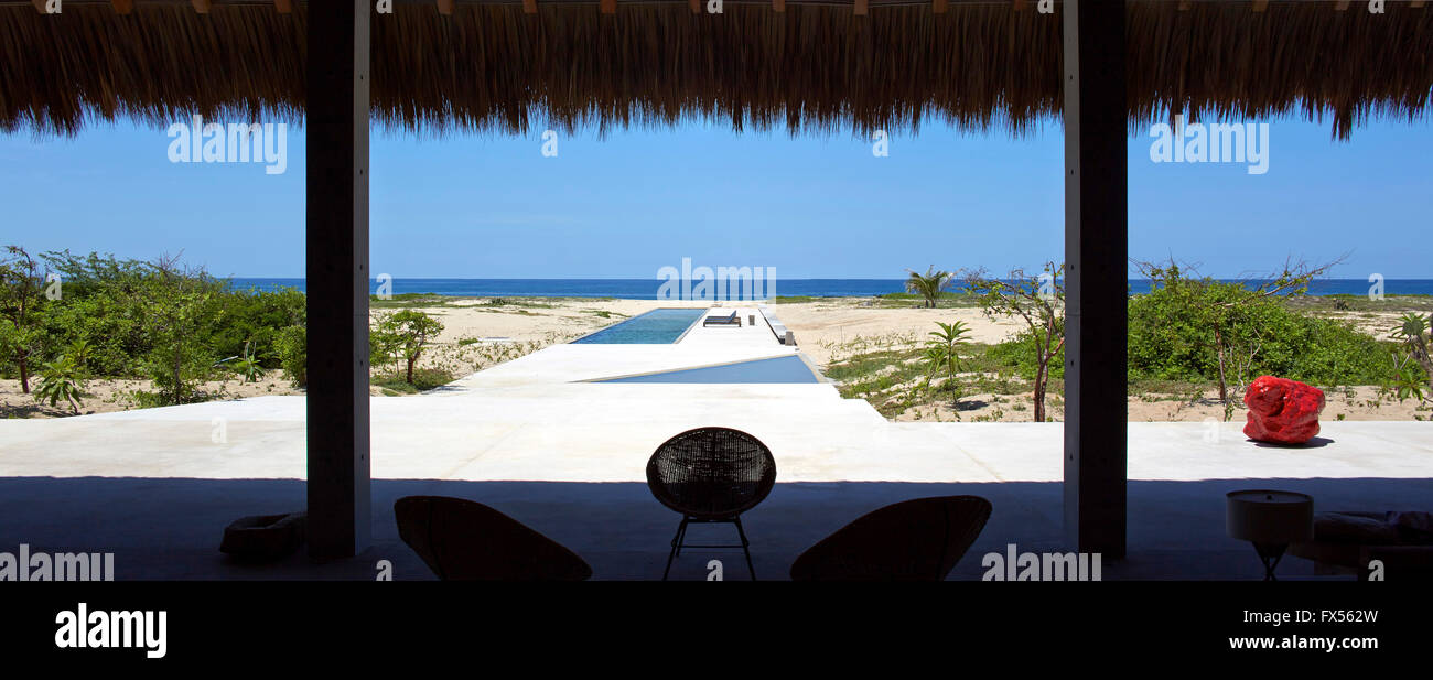 Blick vom innerhalb Palapa in Richtung Pool und Meer. Casa Wabi, Puerto Escondido, Mexiko. Architekt: Tadao Ando, 2015. Stockfoto