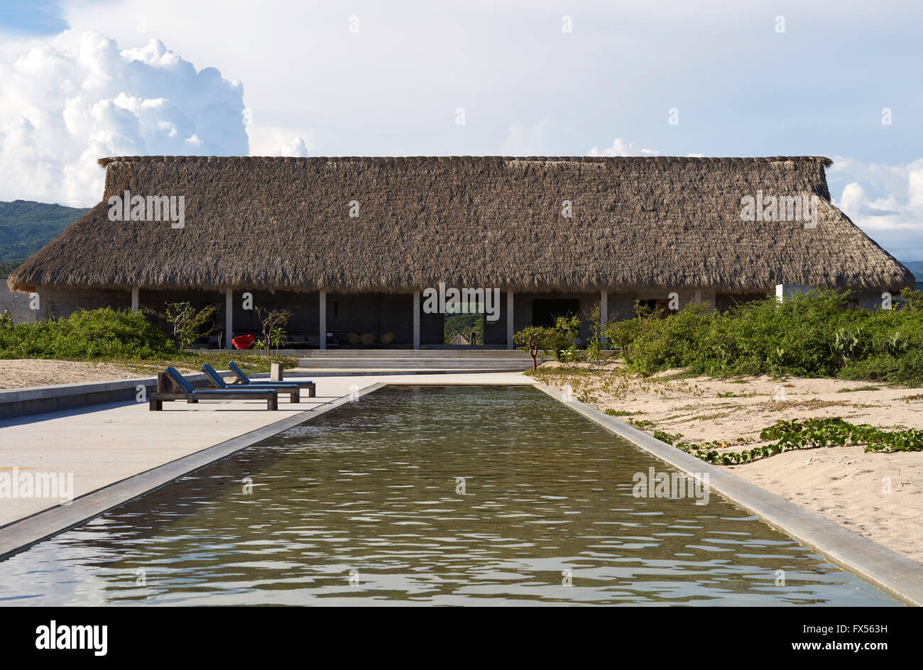 Ozean-Seitenansicht zur wichtigsten Palapa mit Pool. Casa Wabi, Puerto Escondido, Mexiko. Architekt: Tadao Ando, 2015. Stockfoto