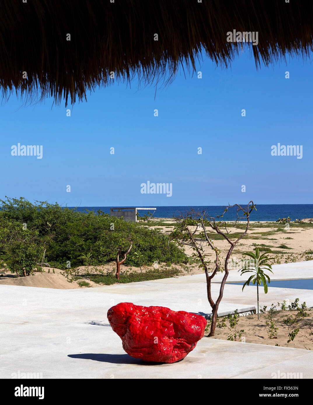 Blick von innen Palapa in Richtung Pool und Meer mit Bosco Sodi Skulptur im Vordergrund. Casa Wabi, Puerto Escondido, Mexiko. Archi Stockfoto