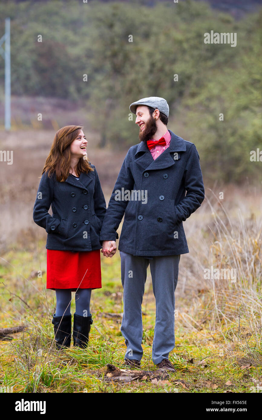 Porträt eines glücklichen Paares verlobt in den Winter im Freien. Dieses Paar ist Modern, trendig, Hipster und Mode Tanne Stockfoto