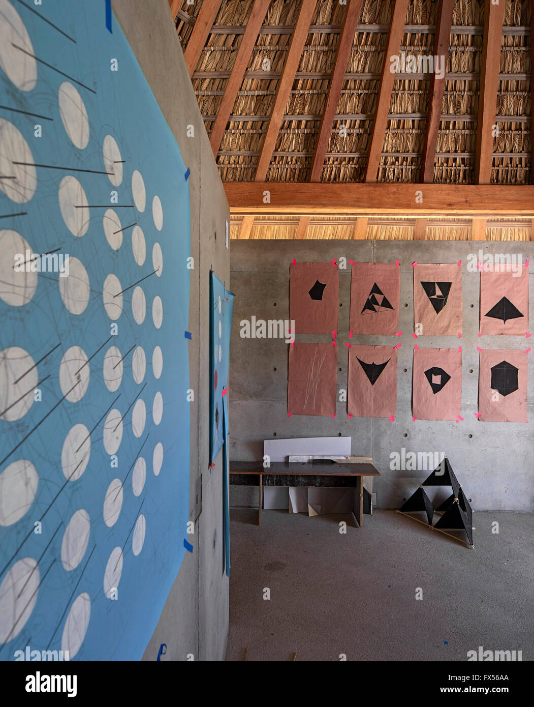 Studio-Einrichtung mit Kunstwerk von Jeni Mao. Casa Wabi, Puerto Escondido, Mexiko. Architekt: Tadao Ando, 2015. Stockfoto