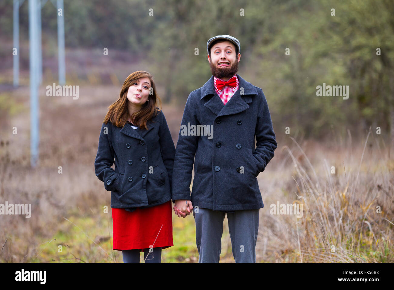 Porträt eines glücklichen Paares verlobt in den Winter im Freien. Dieses Paar ist Modern, trendig, Hipster und Mode Tanne Stockfoto