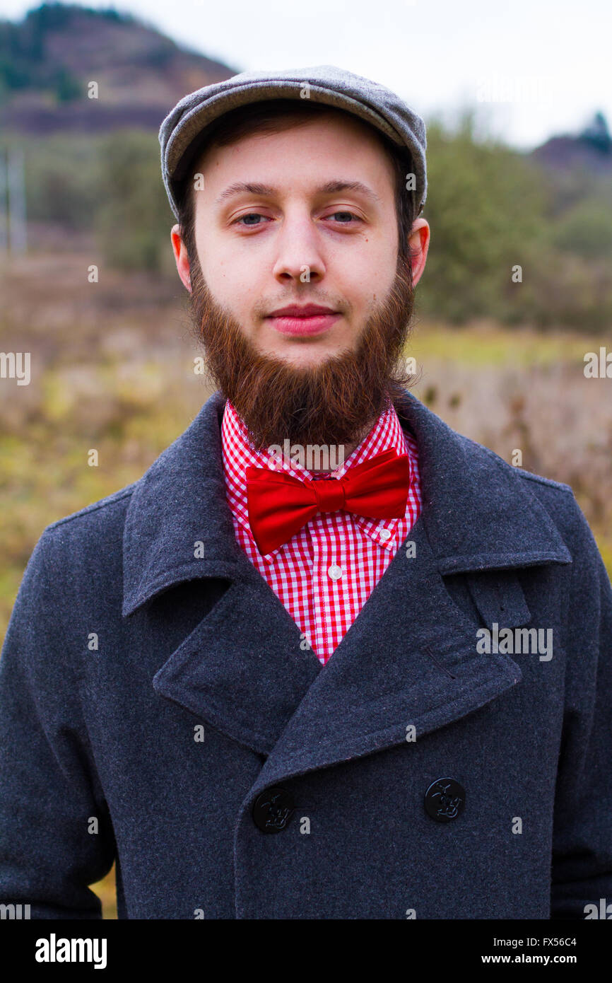 Trendige Hipster Kerl im Freien im Winter in einem Mode-Porträt von gut aussehender Mann. Stockfoto