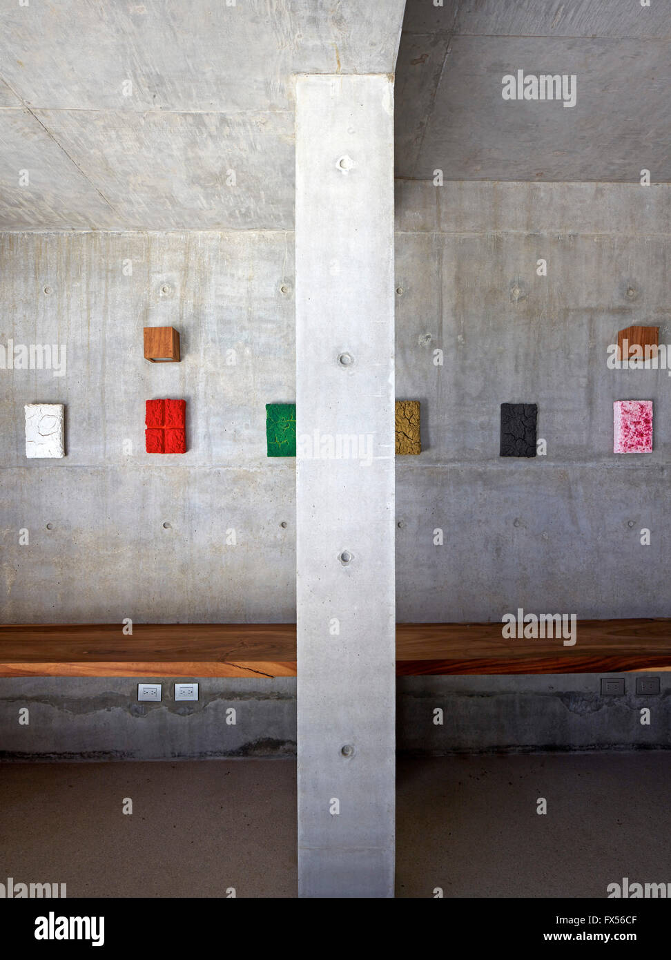 Innenraum Detail des Bosco Sodi Kunstwerk gegen die Betonwand. Casa Wabi, Puerto Escondido, Mexiko. Architekt: Tadao Ando, 2015. Stockfoto