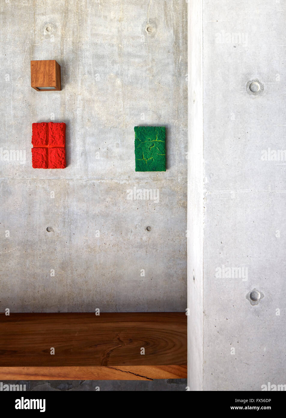 Innenraum Detail des Bosco Sodi Kunstwerk gegen die Betonwand. Casa Wabi, Puerto Escondido, Mexiko. Architekt: Tadao Ando, 2015. Stockfoto