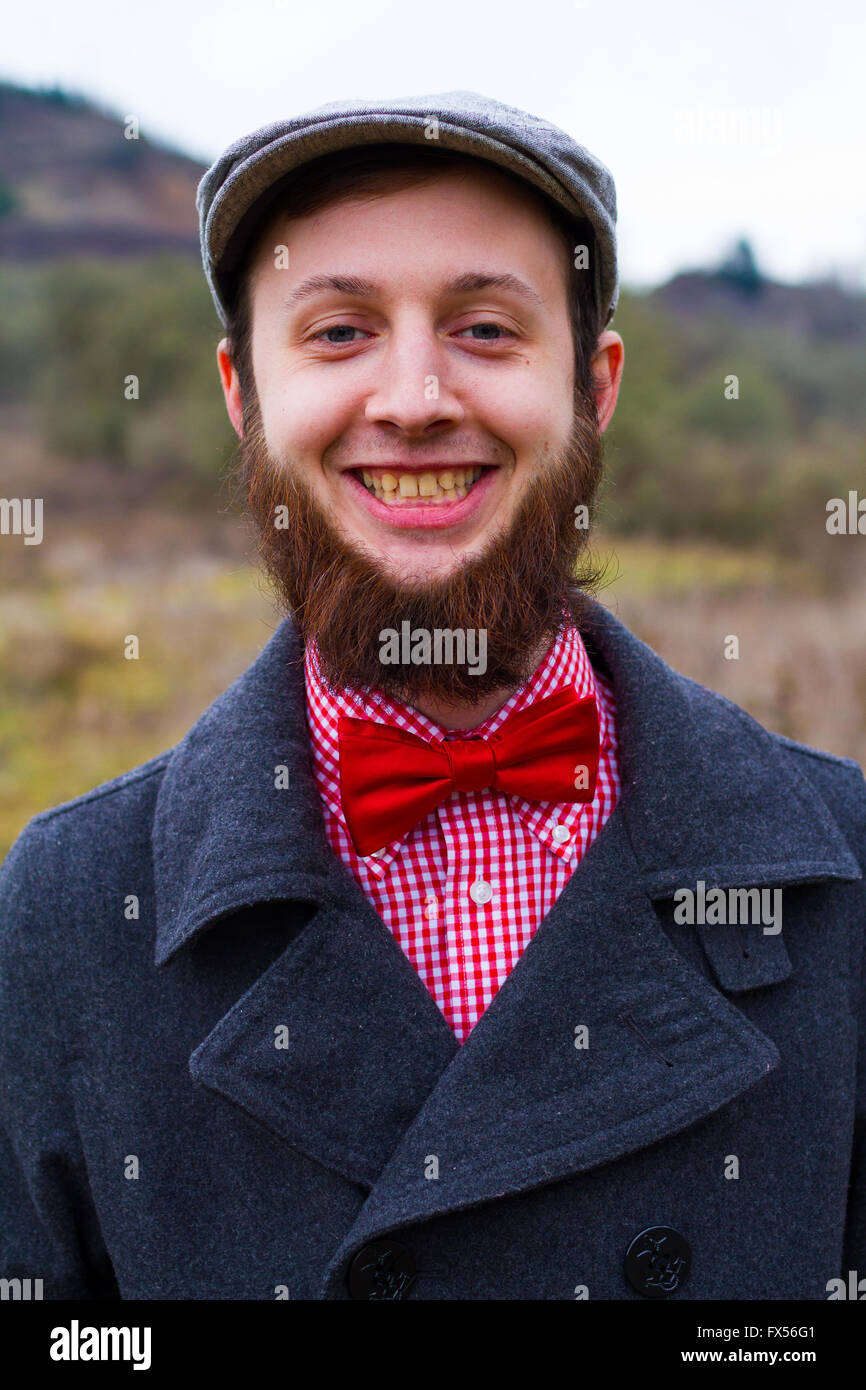 Trendige Hipster Kerl im Freien im Winter in einem Mode-Porträt von gut aussehender Mann. Stockfoto