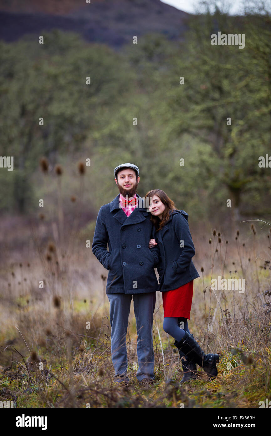 Porträt eines glücklichen Paares verlobt in den Winter im Freien. Dieses Paar ist Modern, trendig, Hipster und Mode Tanne Stockfoto