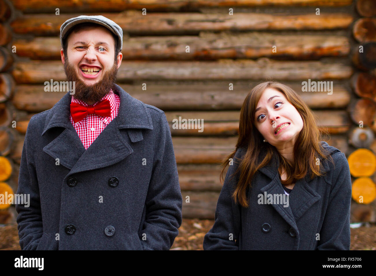 Porträt eines glücklichen Paares verlobt in den Winter im Freien. Dieses Paar ist Modern, trendig, Hipster und Mode Tanne Stockfoto