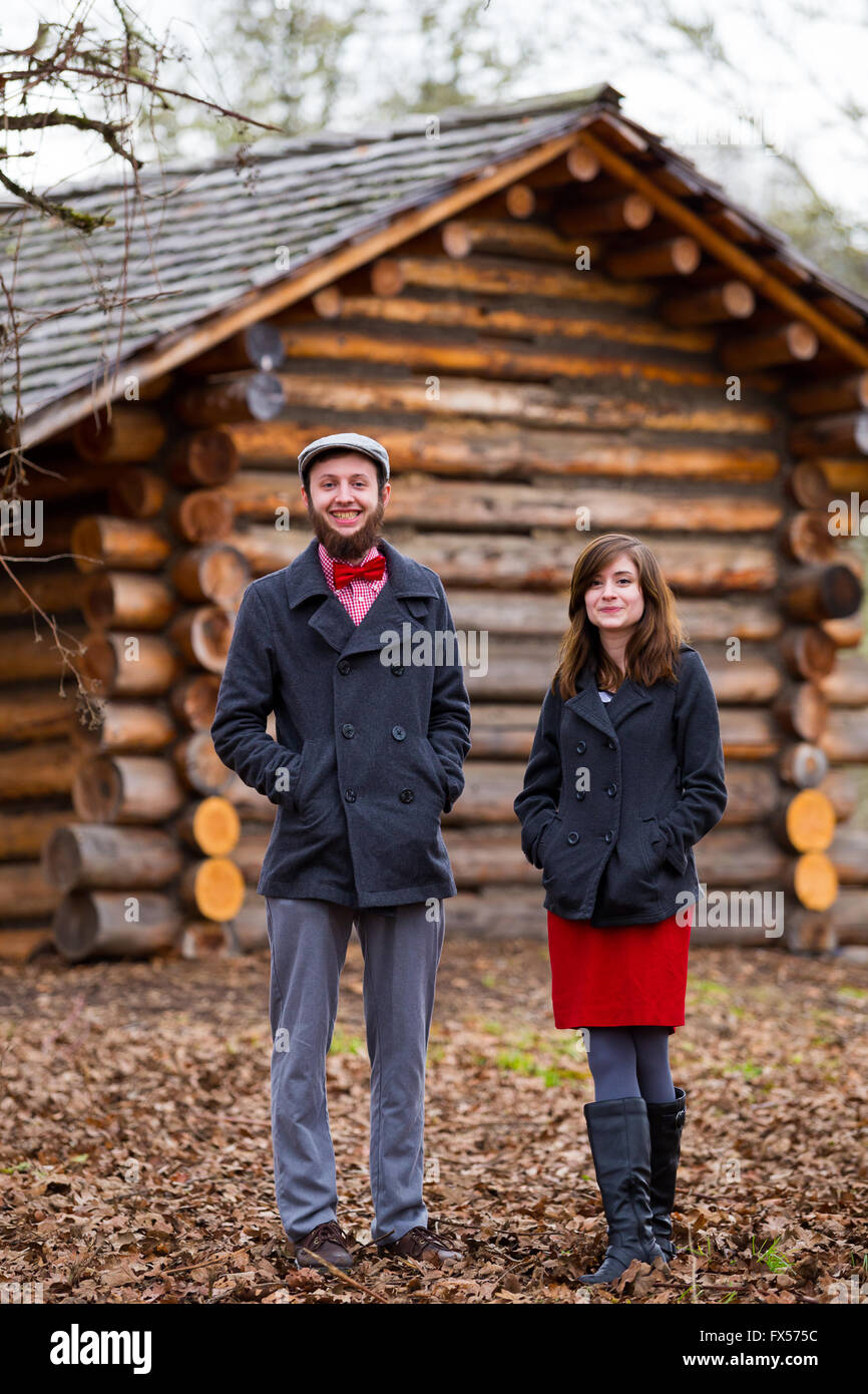 Porträt eines glücklichen Paares verlobt in den Winter im Freien. Dieses Paar ist Modern, trendig, Hipster und Mode Tanne Stockfoto