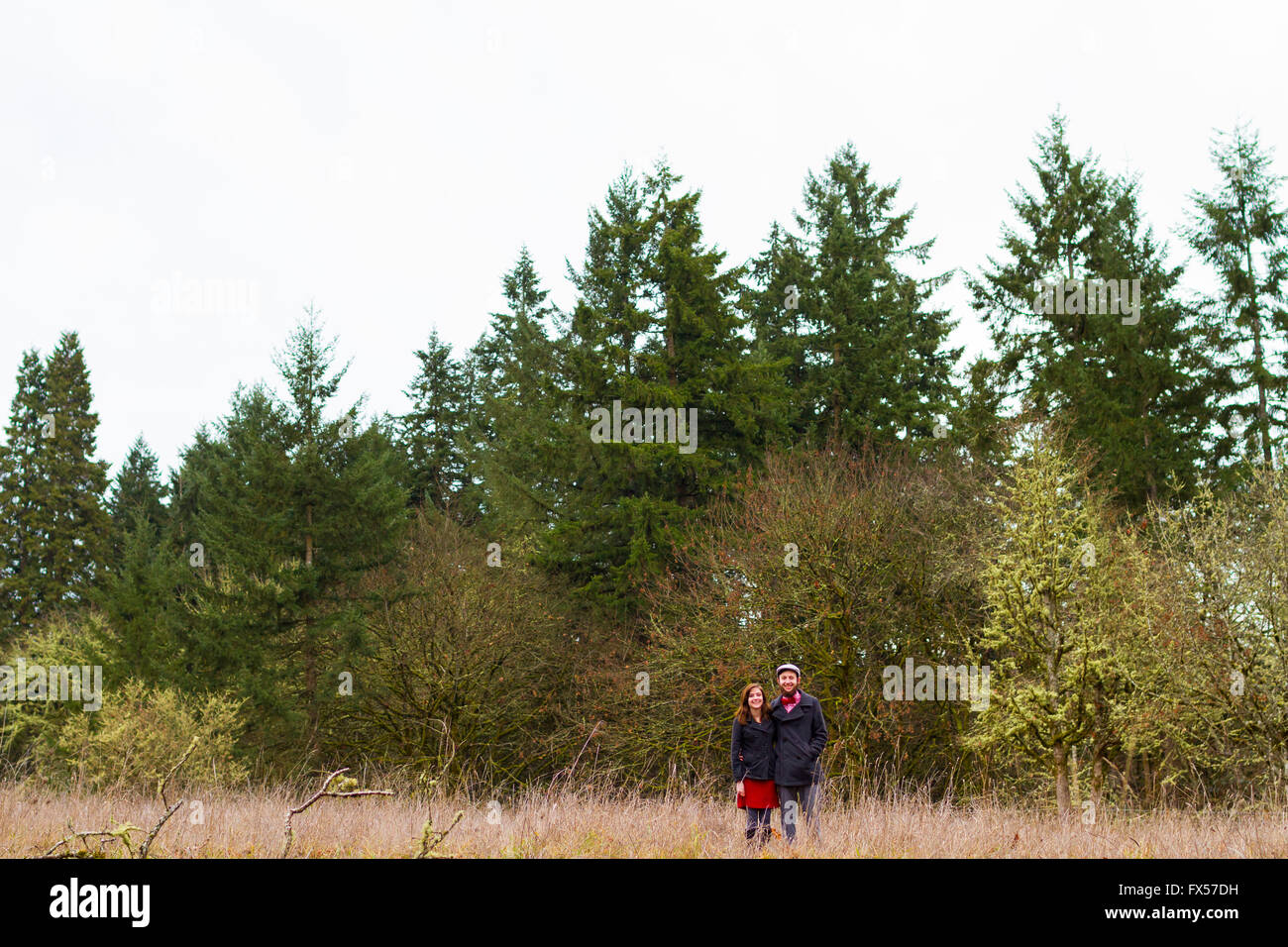 Engagiert und in der Liebe, dieses Paar stellt für Portraits im Freien, im Winter. Stockfoto