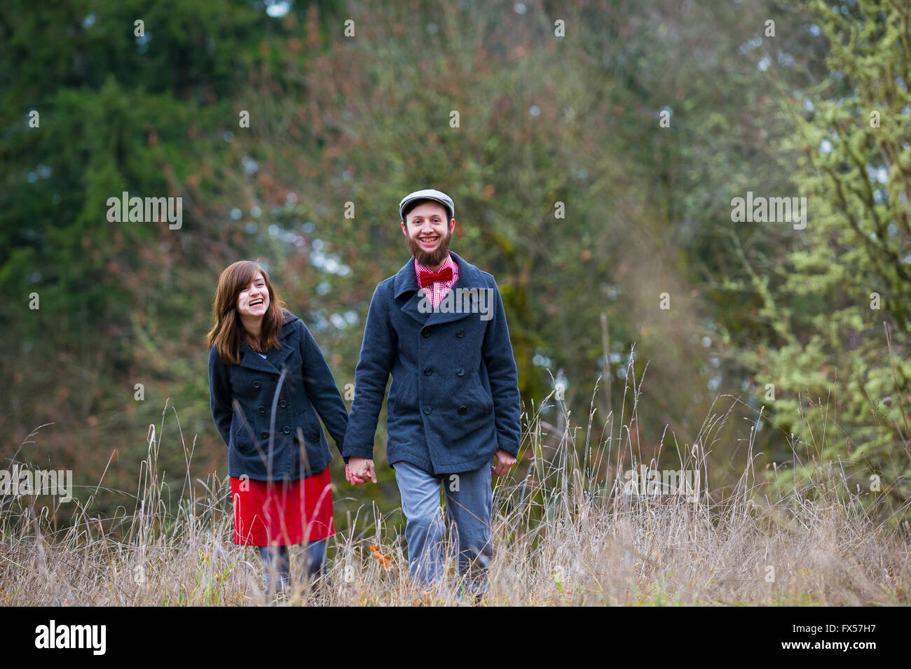 Engagiert und in der Liebe, dieses Paar stellt für Portraits im Freien, im Winter. Stockfoto