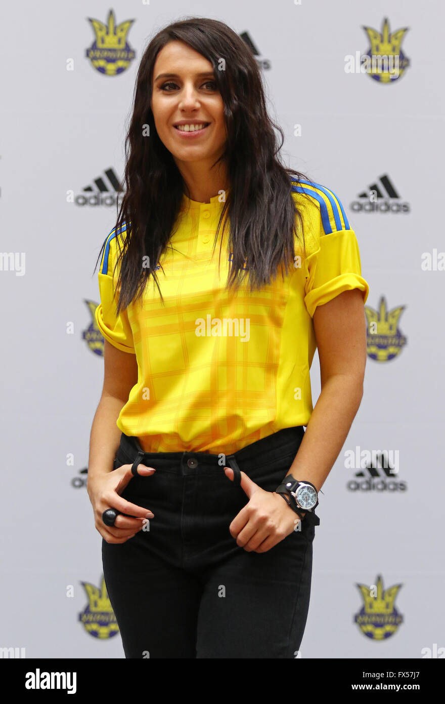 Kiew, UKRAINE - 9. März 2016: Sängerin Jamala (die Ukraine im Eurovision Song Contest 2016 vertreten wird) stellt während der Präsentation des neuen Trikots der nationalen Fußball-Team der Ukraine Stockfoto