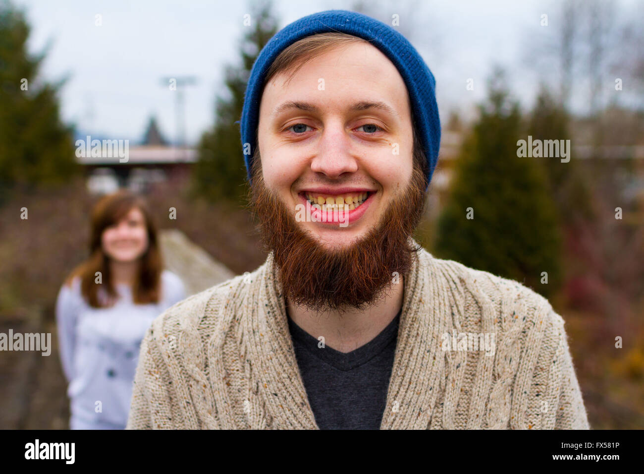 Brautpaar mit Blick auf die Kamera mit einem trendigen moderne Hipster Fashion Vibe. Stockfoto