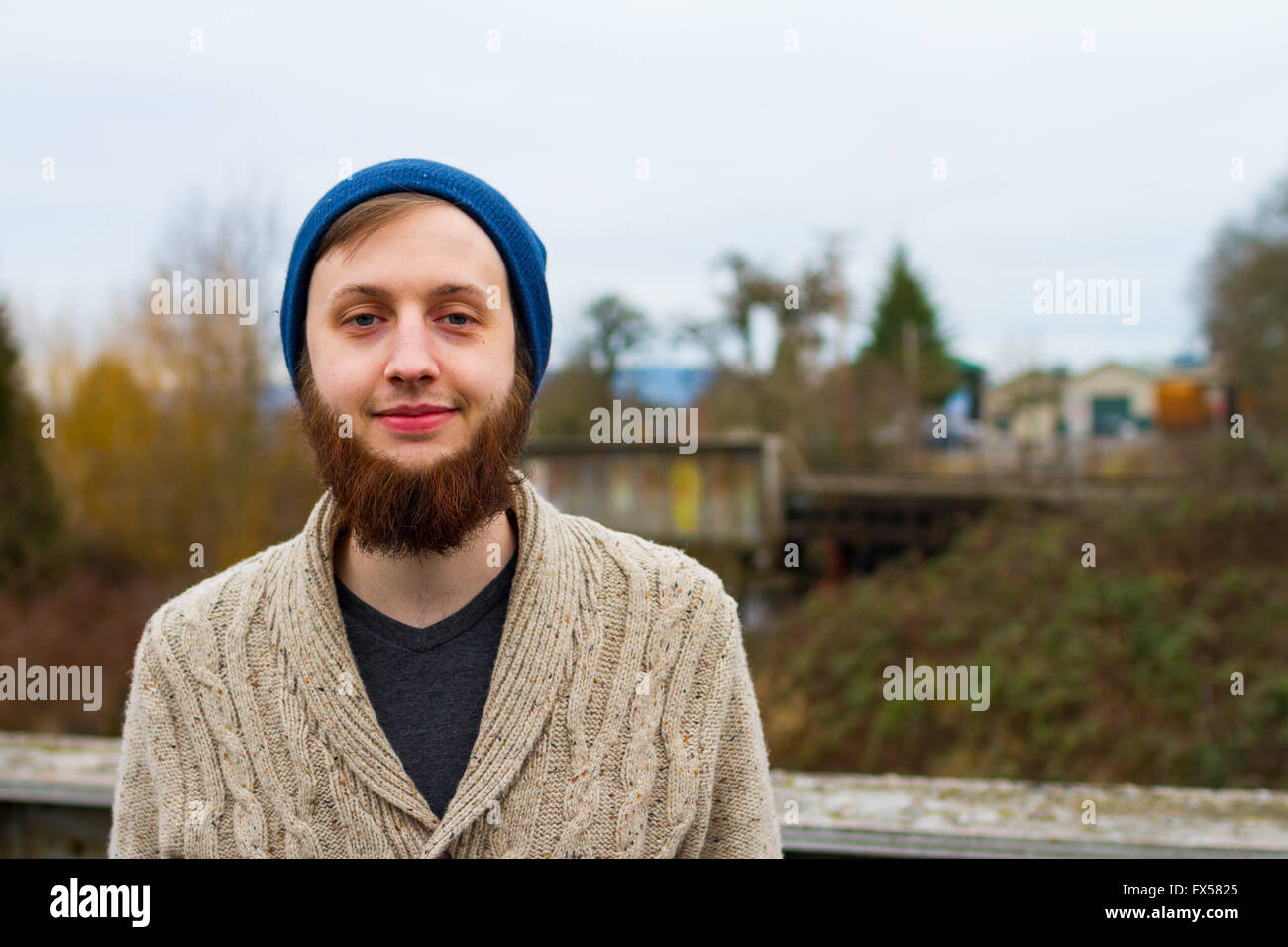 Hipster-Kerl, der moderne Herrenmode in diesem trendigen Porträt zeigt. Stockfoto