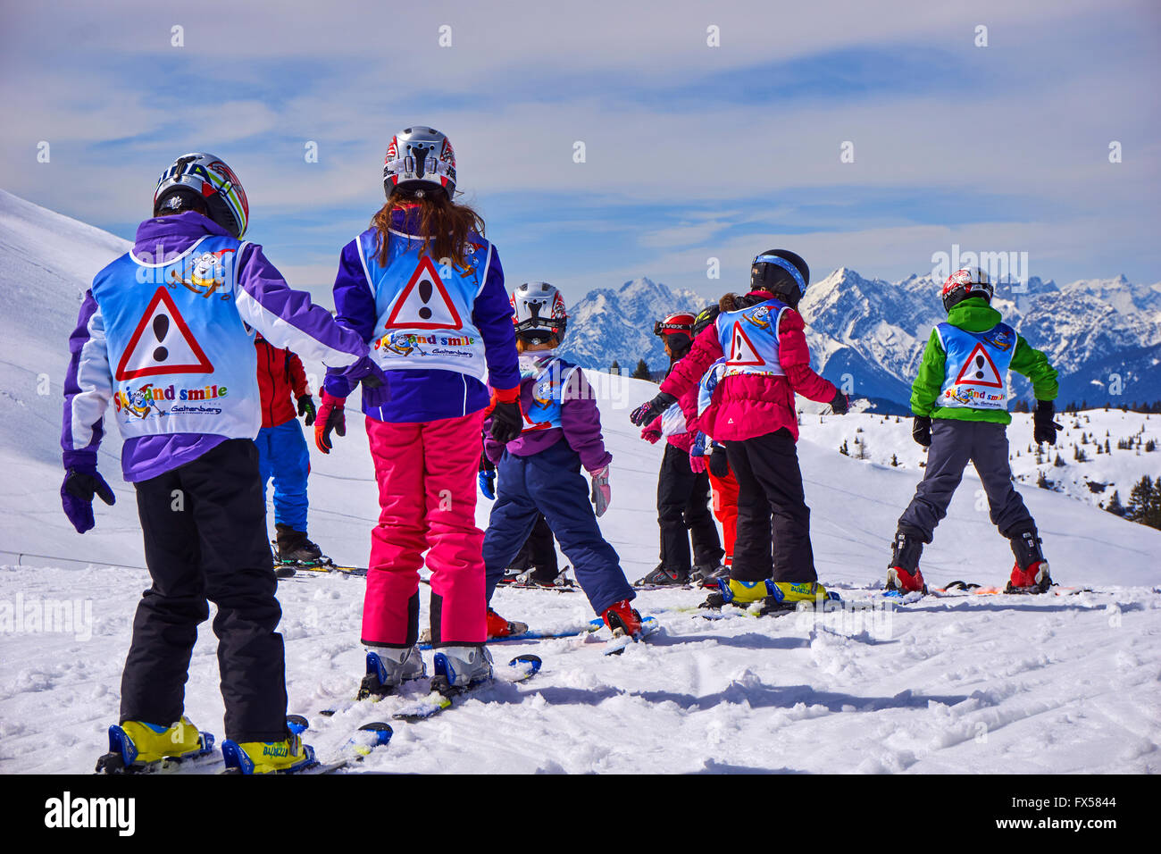 Ski Schule Kindergruppe mit Instruktor. Aufnahme in Alpbach, Tirol, Österreich. Stockfoto
