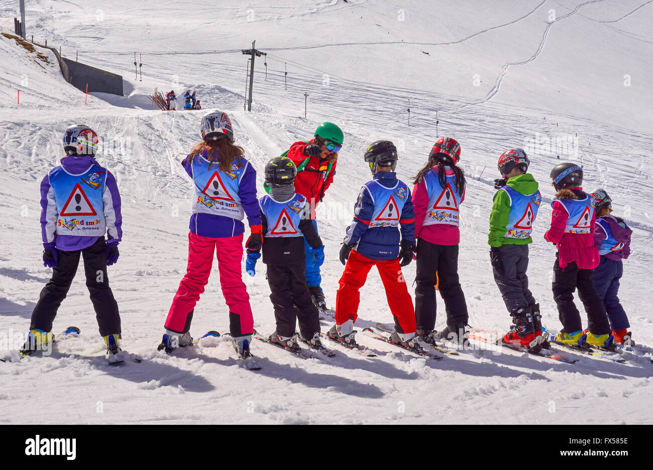 Ski Schule Kindergruppe mit Instruktor. Aufnahme in Alpbach, Tirol, Österreich. Stockfoto
