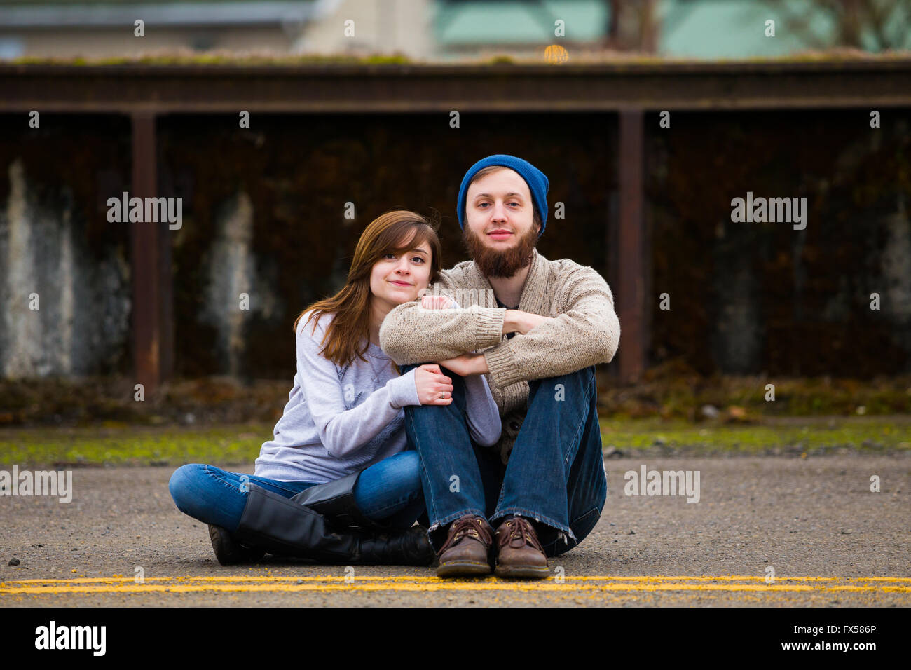 Brautpaar mit Blick auf die Kamera mit einem trendigen moderne Hipster Fashion Vibe. Stockfoto