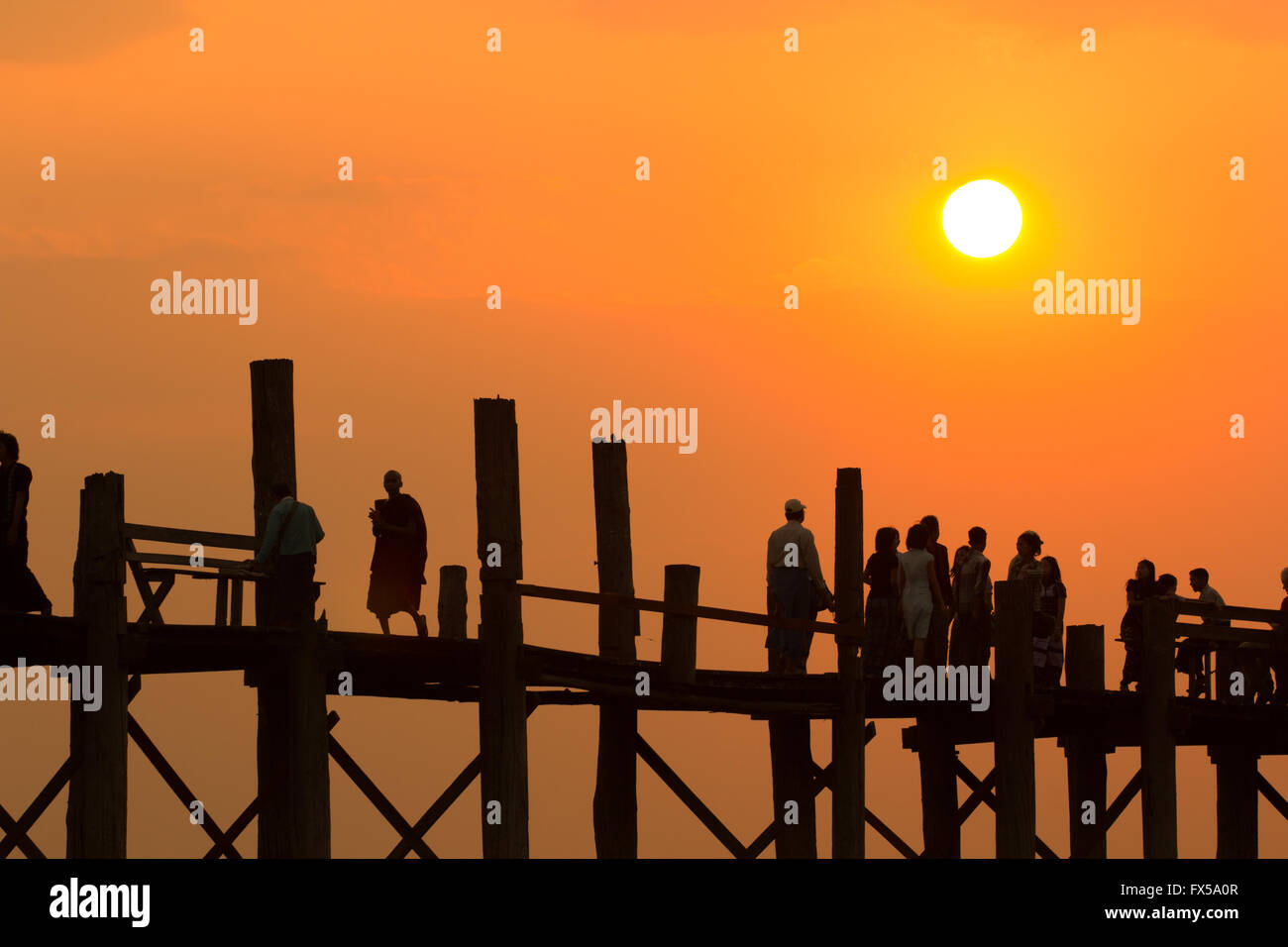 Silhouette des Menschen zu Fuß auf U Bein Brücke, Mandalay, Myanmar Stockfoto