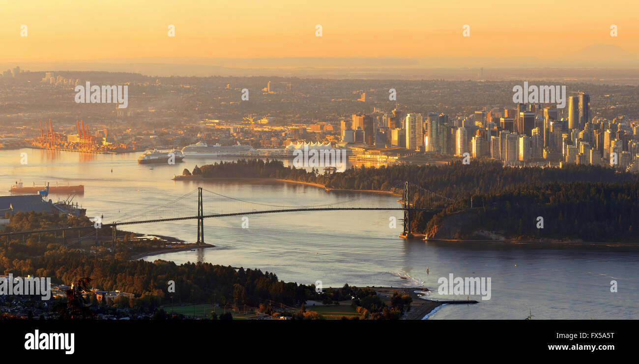 Vancouver-Sonnenaufgang mit Lions Gate Bridge und Wolkenkratzern in Kanada. Stockfoto