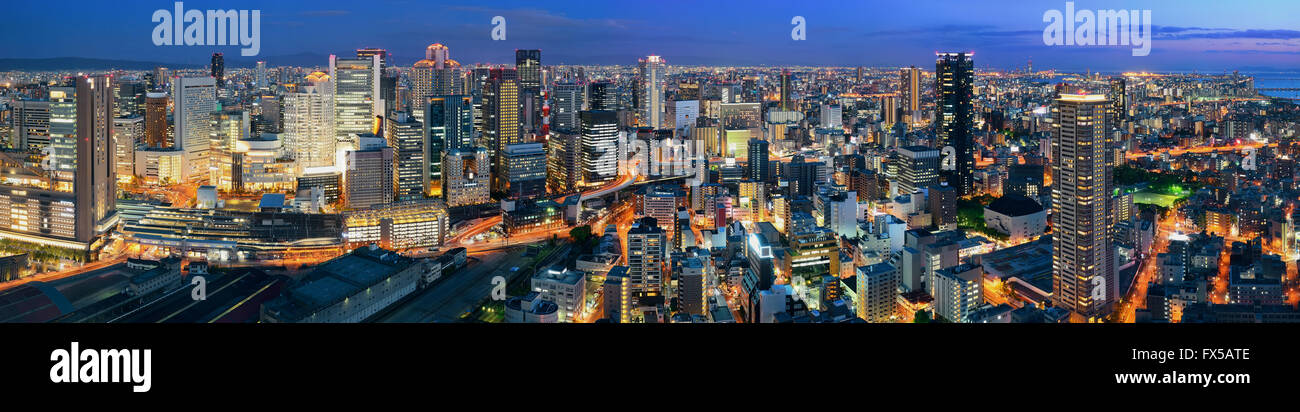 Osaka Stadt bei Nacht Panoramablick von der Dachterrasse. Japan. Stockfoto