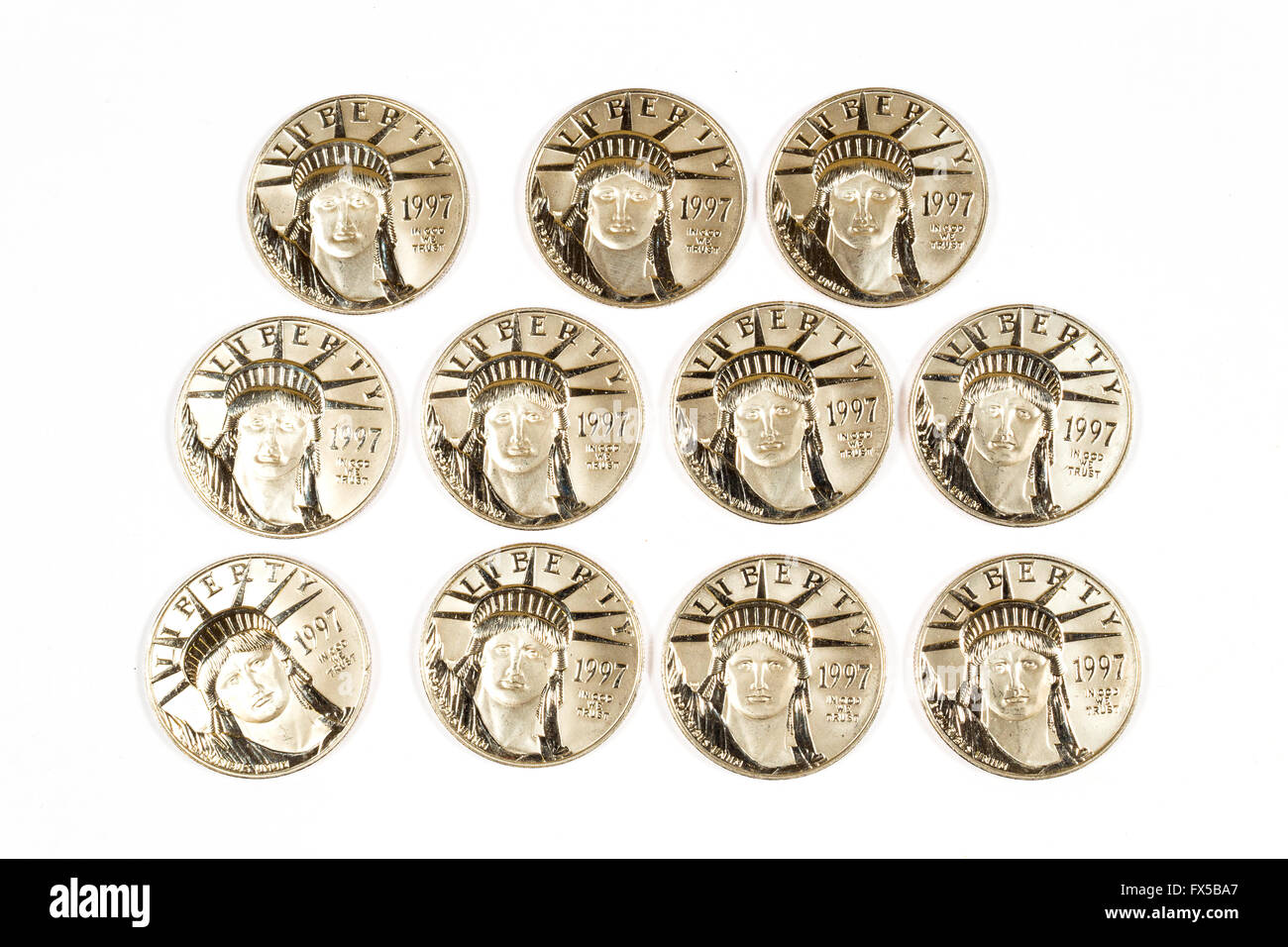 1997 Platin hundert-Dollar-Münzen isoliert auf weiss. Stockfoto