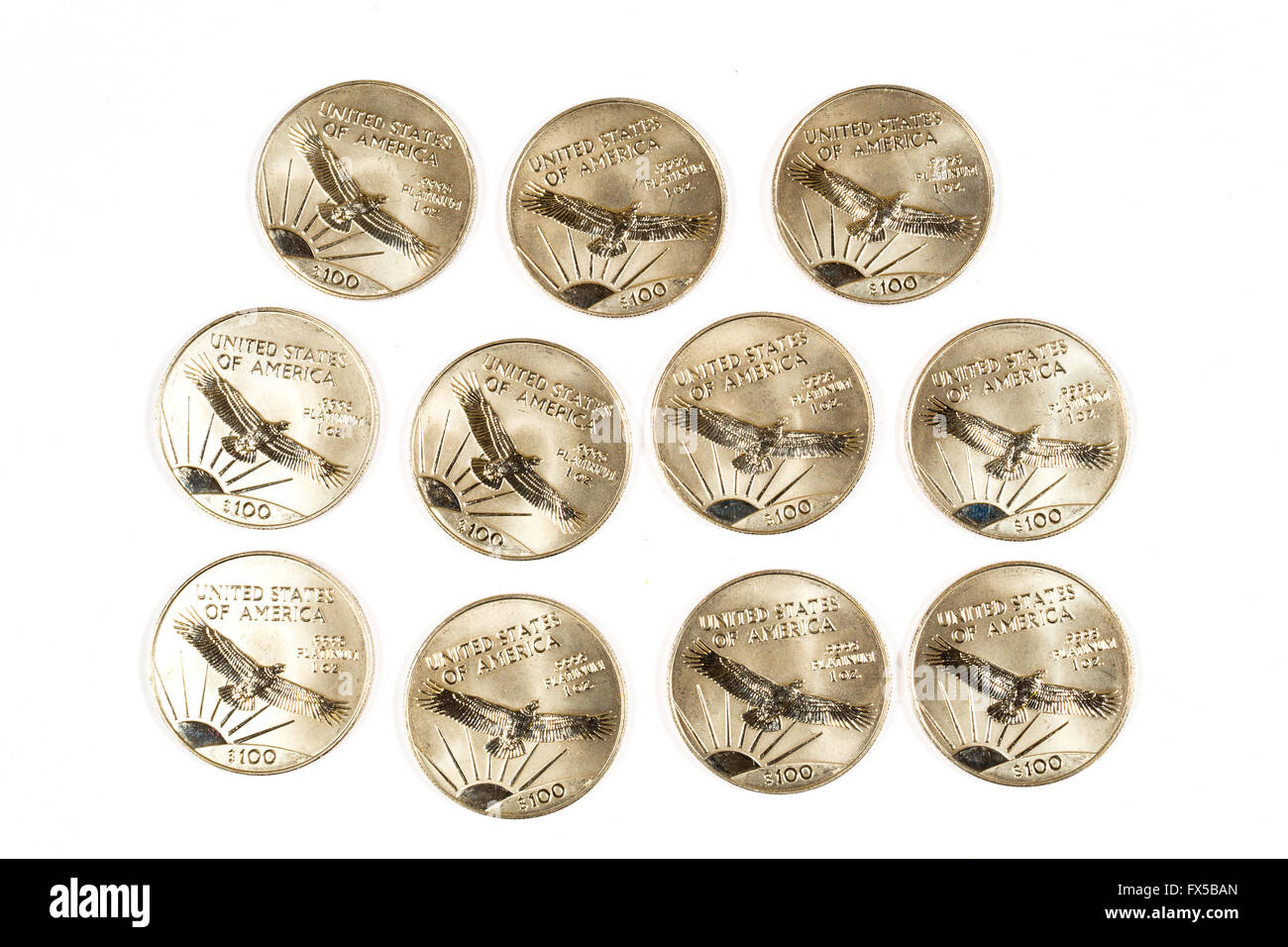 1997 Platin hundert-Dollar-Münzen isoliert auf weiss. Stockfoto