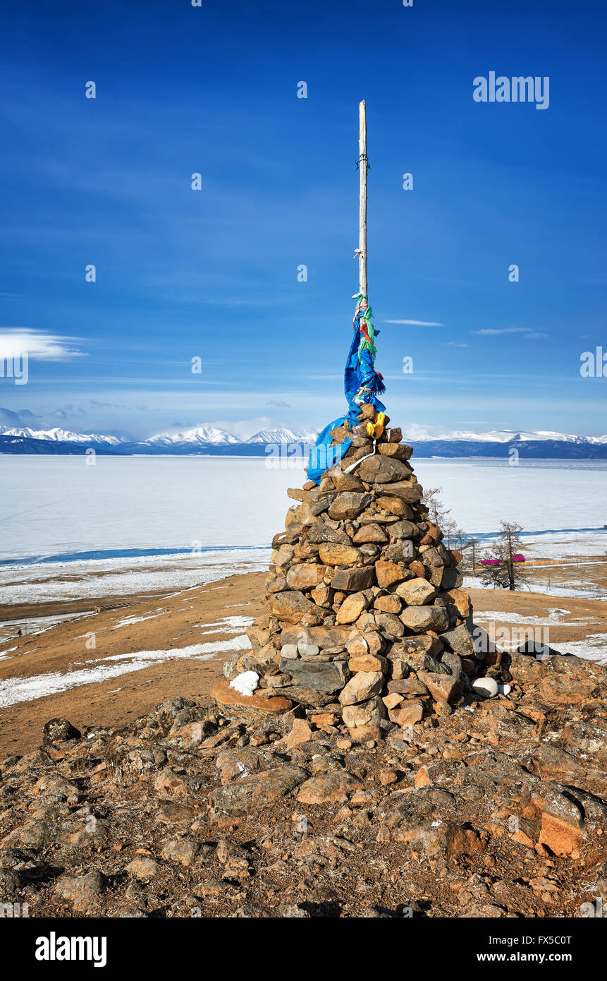 Buddhistische Cairn klastischen Gesteine am Hügel des Sees Hovsgol. Mongolei Stockfoto
