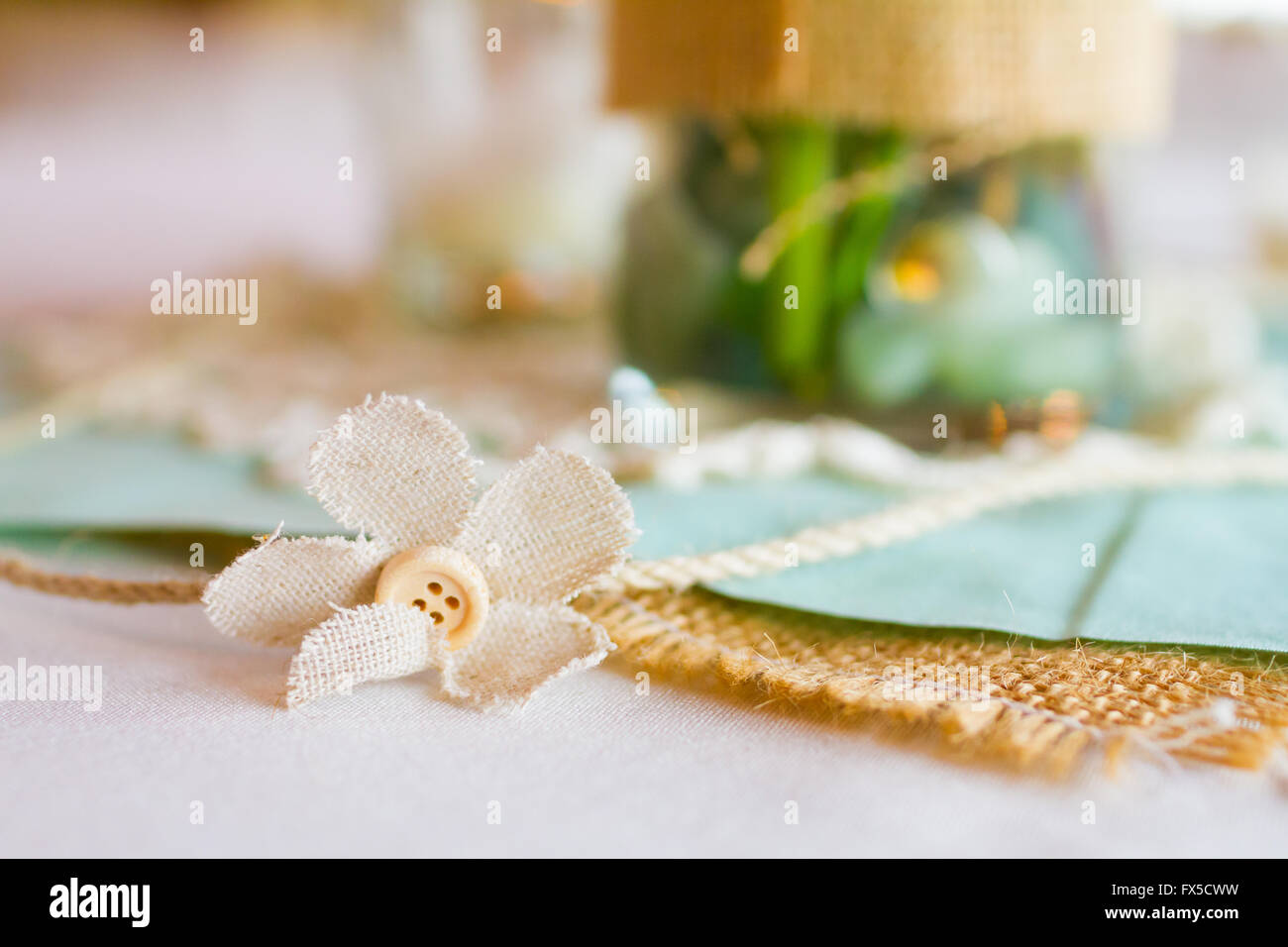 Hochzeit-Dekor und Dekorationen auf einem Tisch mit einer Bettwäsche Blume. Stockfoto