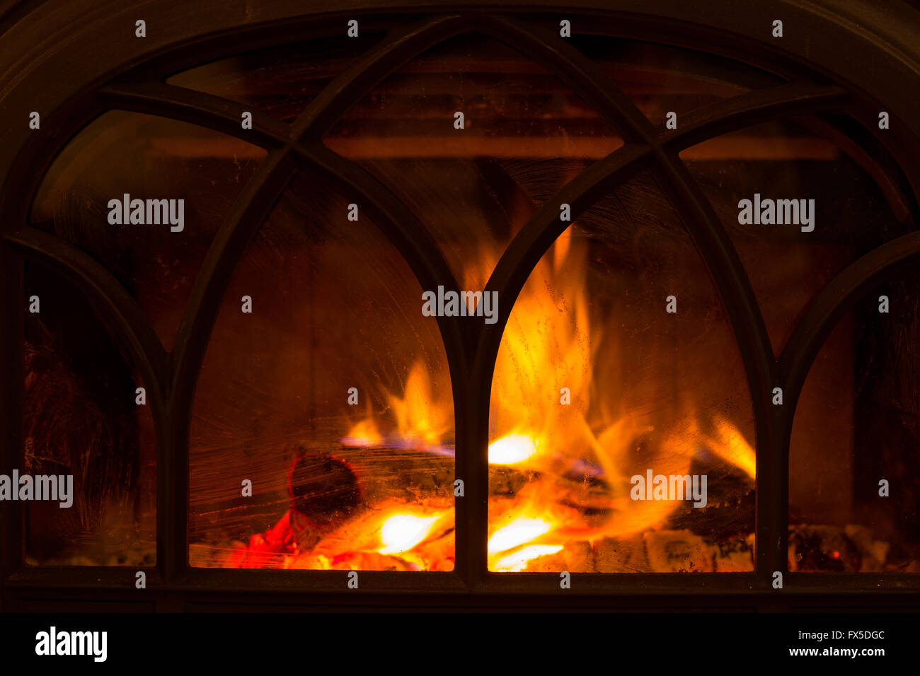 Feuer im Holzofen in einer Lodge Hütte brennt. Stockfoto