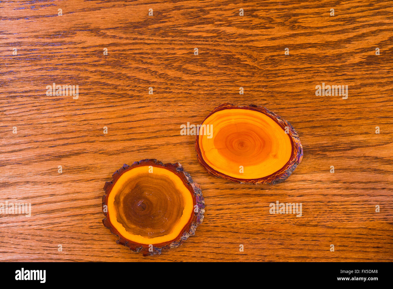 Rustikale Holz-Untersetzer auf einem Tisch in einem Lodge-Gebäude. Stockfoto
