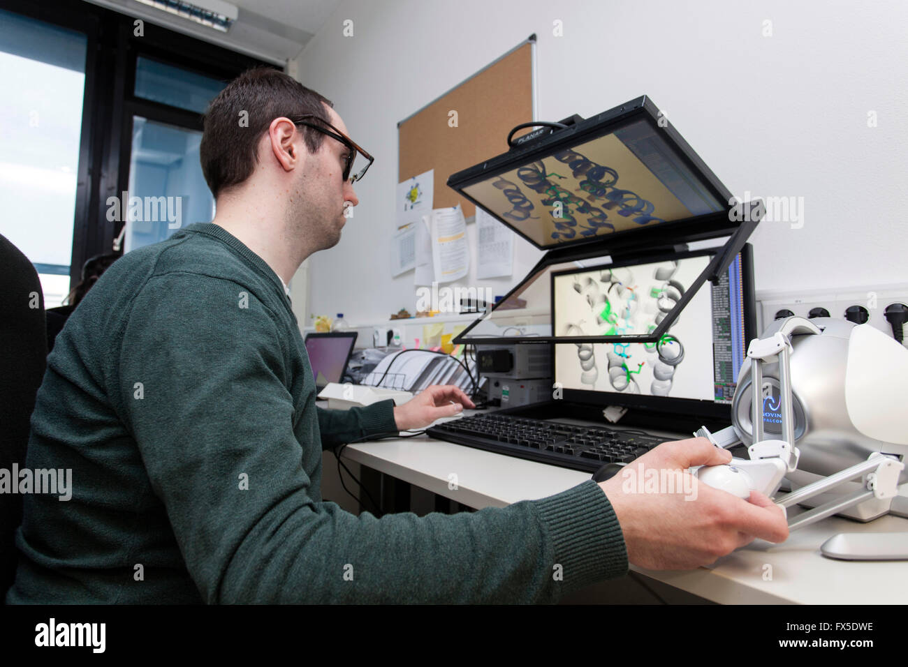 Wissenschaftler auf einem 3D Monitor an der Heinrich-Heine Universität in Düsseldorf Stockfoto