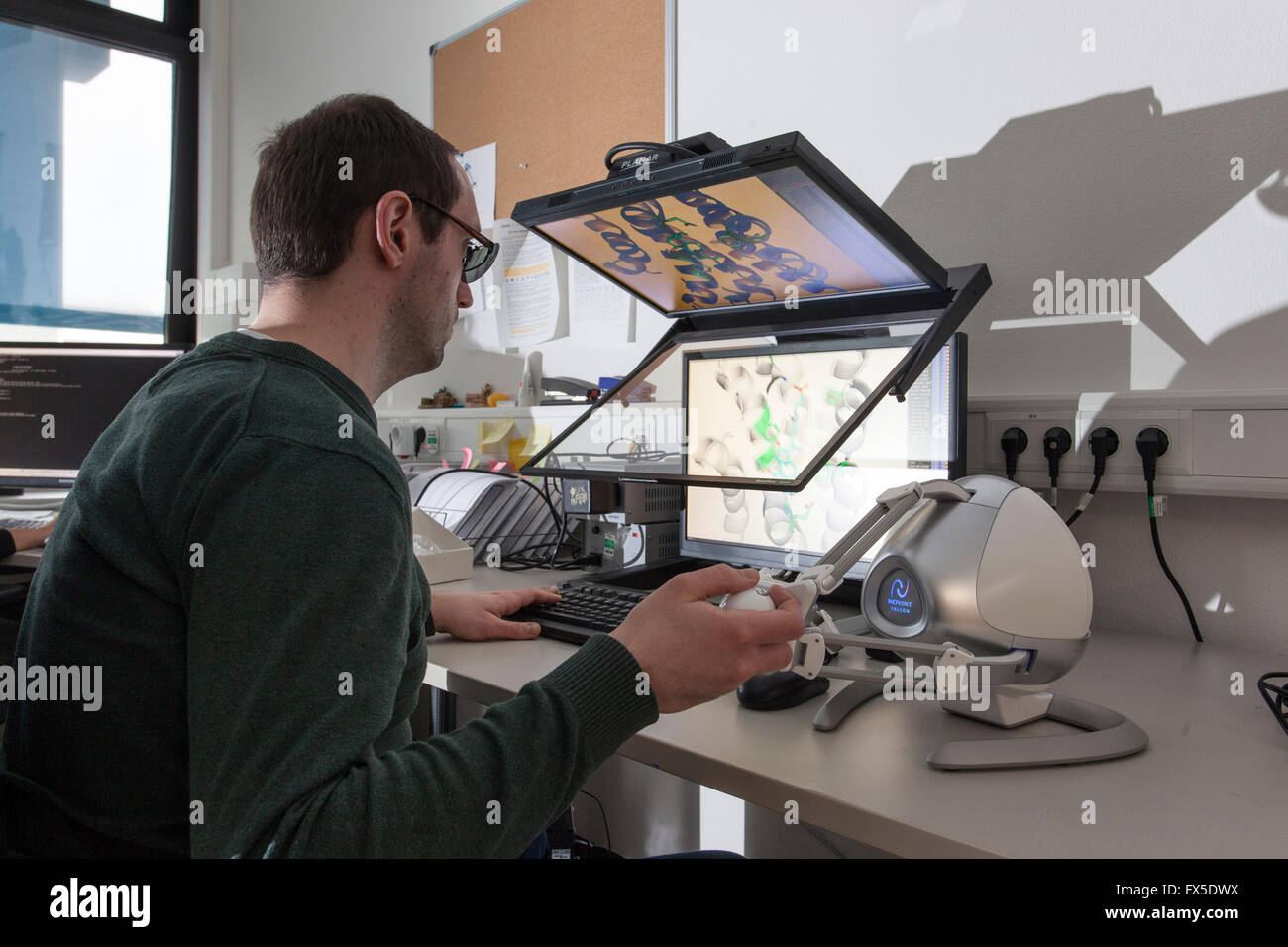 Wissenschaftler auf einem 3D Monitor an der Heinrich-Heine Universität in Düsseldorf Stockfoto