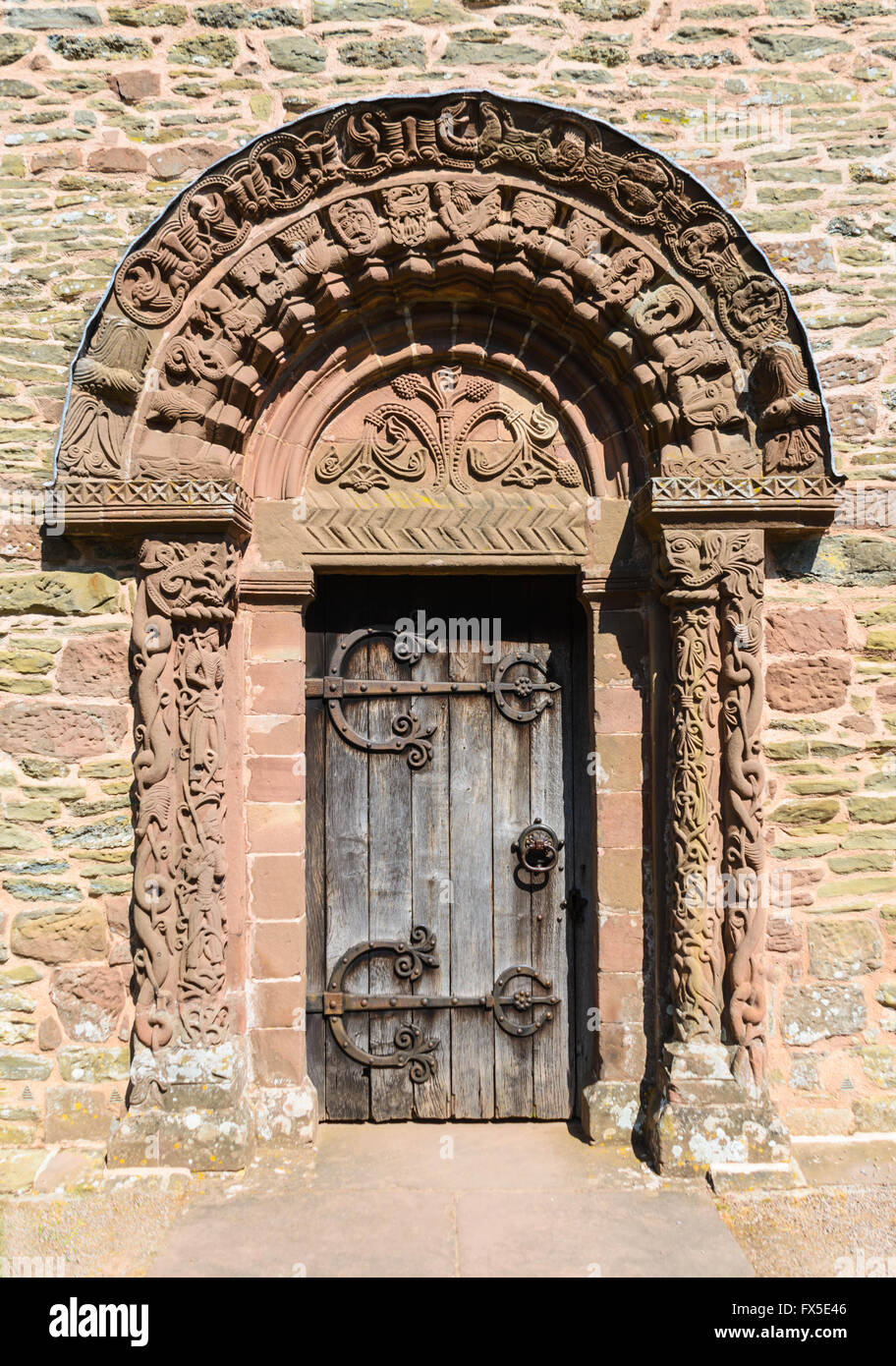 Romanesque Architektur vorgestellt auf der südlichen Tür der Kirche St Mary und St David Kilpeck Herefordshire UK Stockfoto