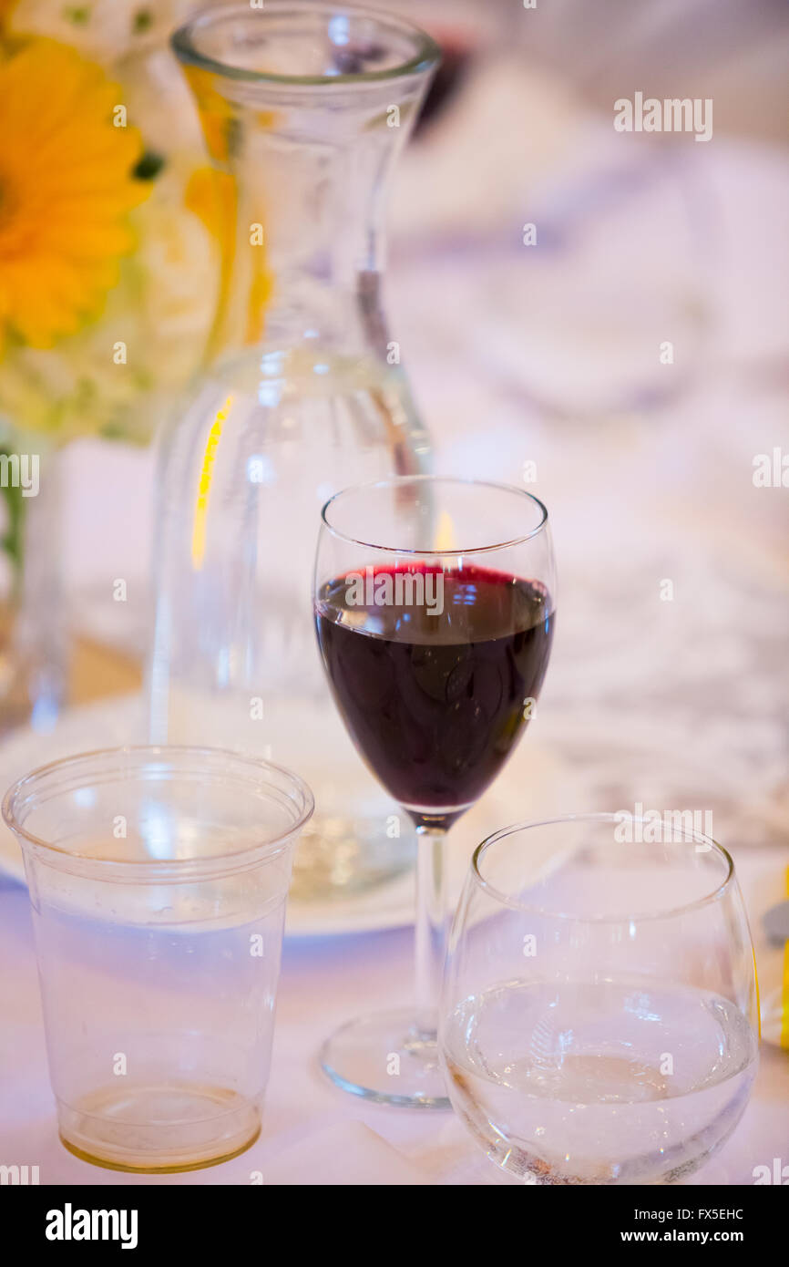 Detail der Wein in ein Glas Wein bei einer Hochzeitsfeier serviert. Stockfoto