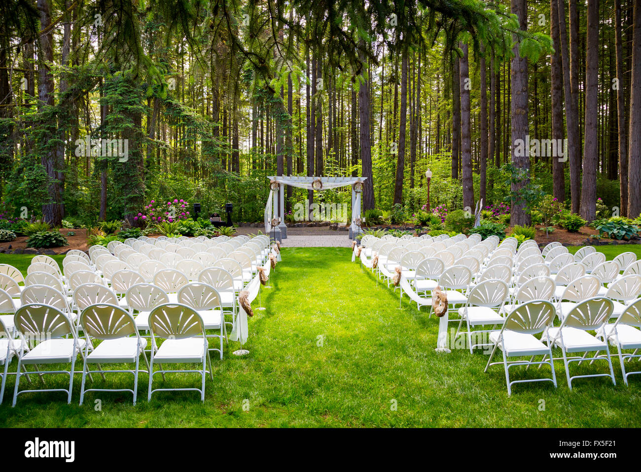 Hochzeiten in Oregon hat natürliche Bäume und schöne Gastsitzplätze inmitten von hohen Bäumen. Stockfoto