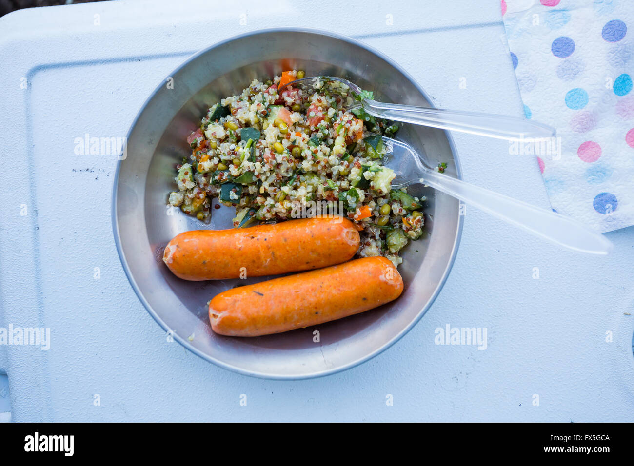 Einfaches Essen gekocht während Backpacking auf dem Deschutes River in Oregon. Huhn-Würstchen und Quinoa Salat für eine gesunde Ernährung in t Stockfoto