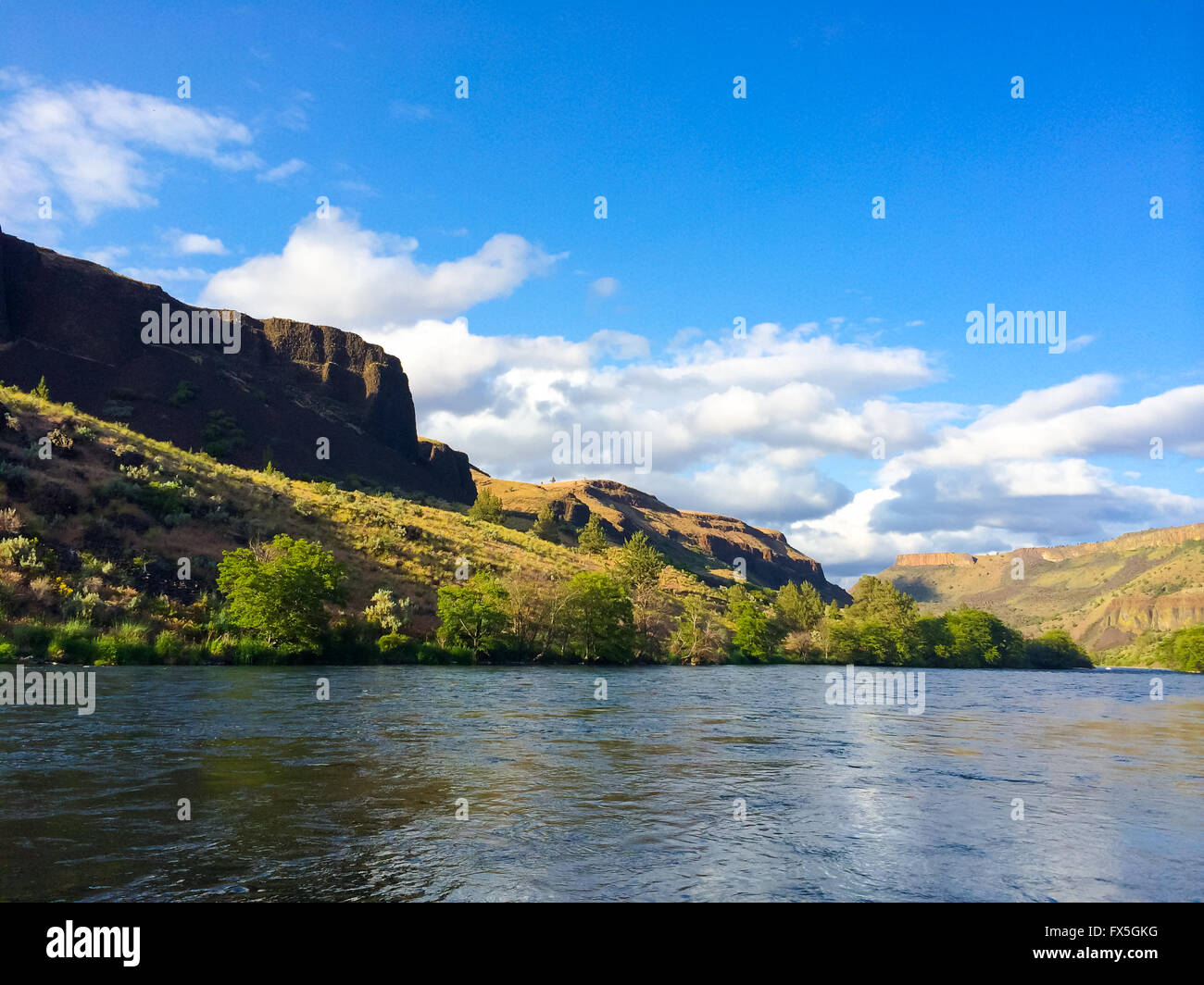 Malerische Natur aus dem unteren Deschutes River wilde und malerische Schlucht Abschnitt auf dem Wasser. Stockfoto