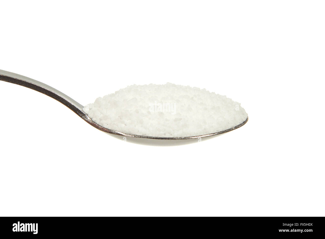 Salz auf einen Teelöffel auf weißem Hintergrund Stockfoto